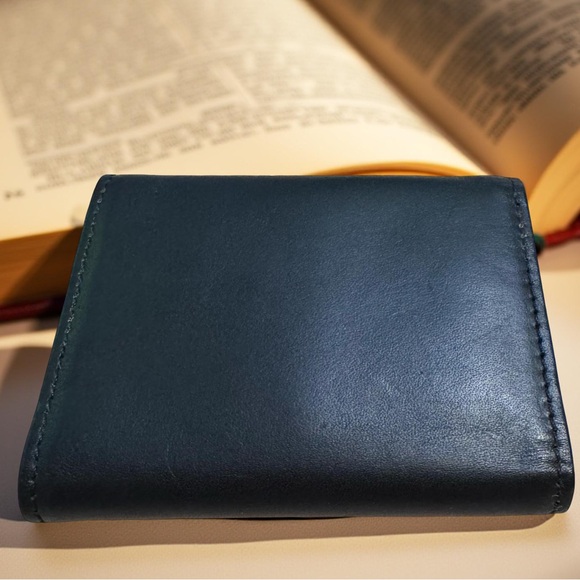 Dooney & Bourke vintage,genuine Leather quality,stylish,classic,elegant,wallet - Picture 2 of 5